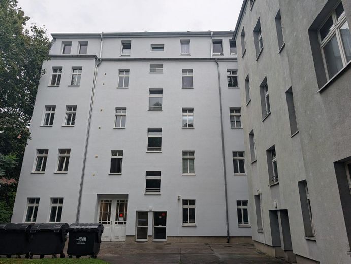 ruhige große 1 Zimmer Wohnung im Innenhof – Gebäude