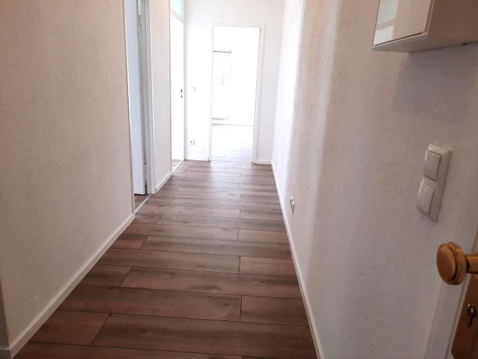3-Zimmer-Wohnung (72 m²) mit Südwest-Balkon & Stellplatz – umfassend saniert (Provisonsfrei) – Flur