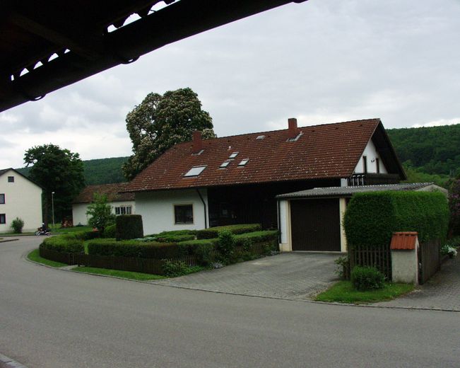 Günstige 4,5-Zimmer-Wohnung mit Balkon, Garten und Wärmepumpe in Obereichstätt zu vermieten – Hausansicht mit Garage