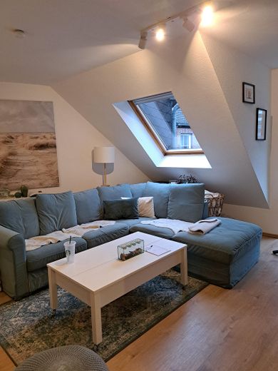 Moderne 2-Zimmer-DG-Wohnung mit Wohnküche und Balkon – Wohnbereich