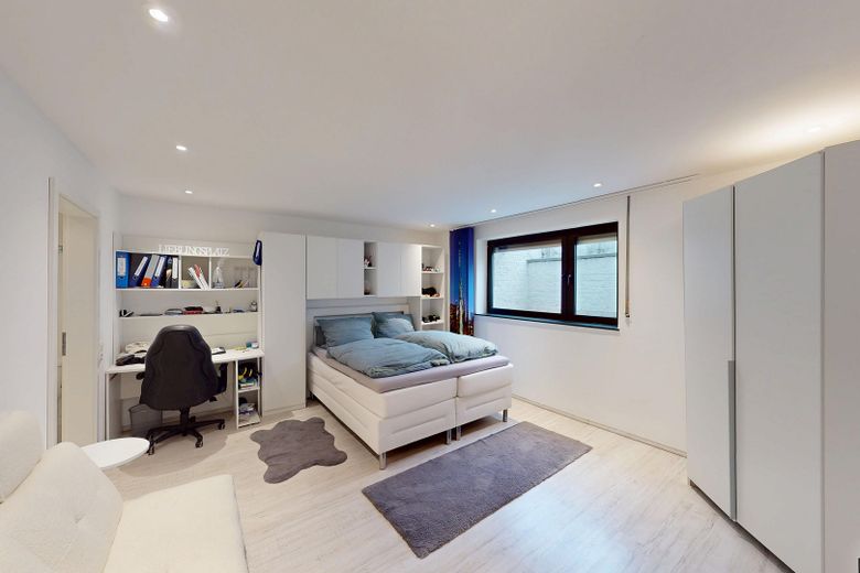 Bungalow z mieszkaniem dodatkowym i elastycznym użytkowaniem – Jugendzimmer im UG