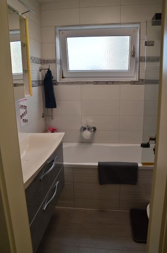 Provisionsfrei: Großzügige 4-Zimmer-Wohnung mit Balkon & Stellplatz in Neu-Ulm-Ludwigsfeld – Bad