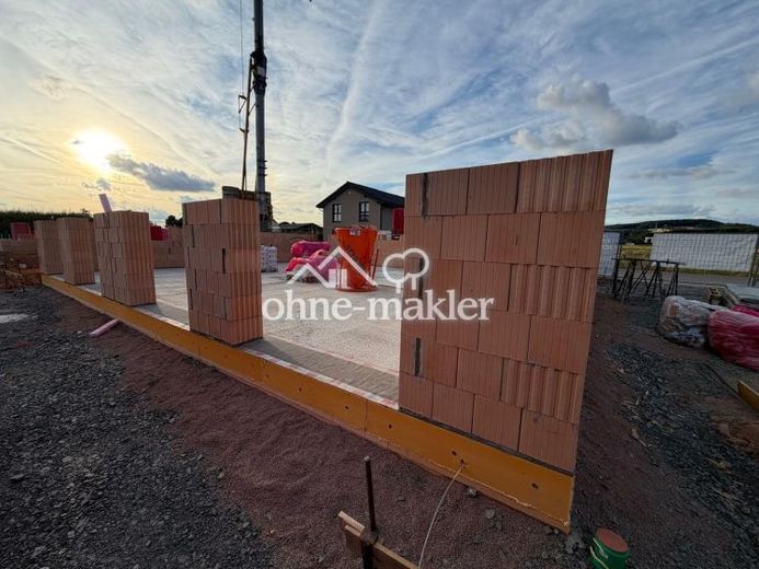 Letzte Chance: Doppelhaushälfte mit KfW-Zinsen ab 1,00 % p.a. – Rohbau fast abgeschlossen – Foto 1