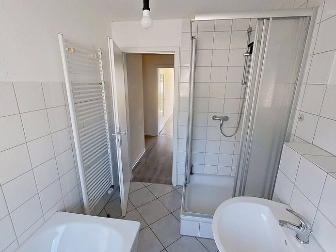 Komfortabel im Erdgeschoss: Helle 3-Zimmer-Wohnung mit Tageslichtbad (Wanne + Dusche) – Ansicht II: Badezimmer