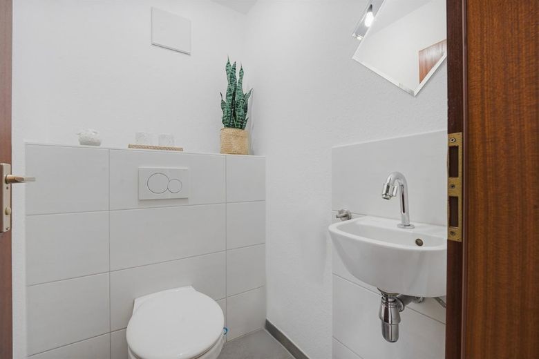 Renovierte 2,5-Zimmer-Wohnung mit Balkon, Einbauküche und Tiefgaragenstellplatz in Ostfildern – WC