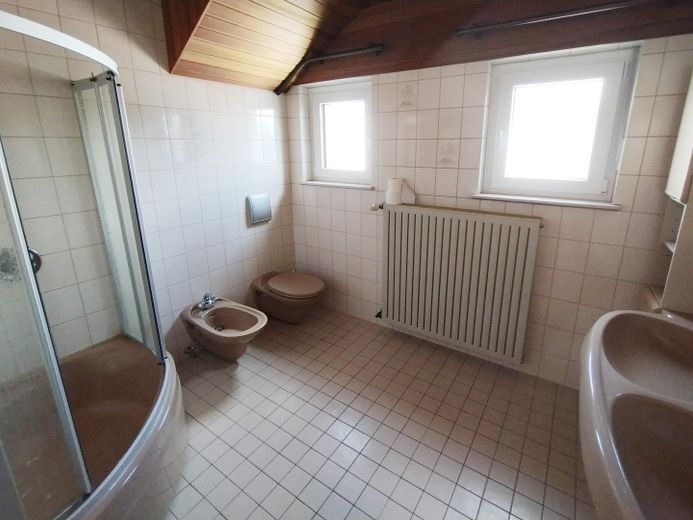 Helle, renovierte 4-Zimmer-Wohnung (1.OG) mit Küche und Süd-Balkon in ruhiger Lage in Kleinostheim – Badezimmer, Toilette, Bidet