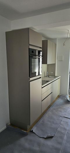 Erstbezug nach Kernsanierung | KfW55 EE | 62 m² | OG/DG | Bahnhof 2 Min. | Bezugsfertig 10/2026 – Einbauküche, Bauzustand