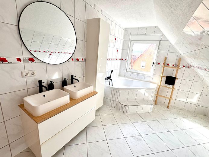 Badezimmer mit Tageslicht