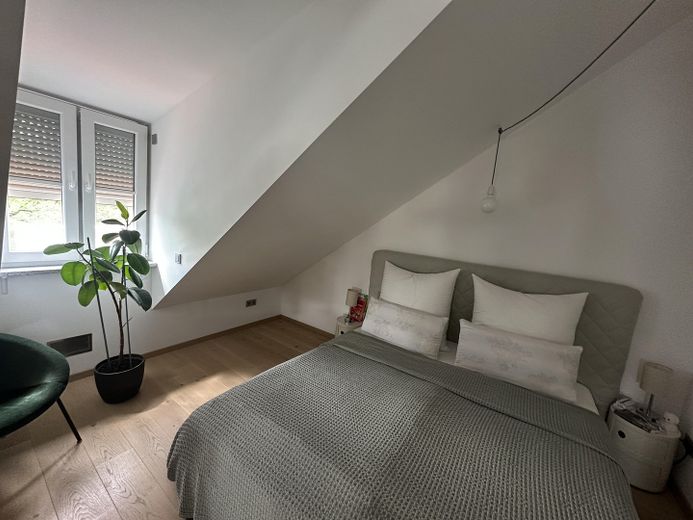 Near Simmerleinplatz: As-new, bright XXL semi-detached house, upscale features, KFW70 standard, with fitted kitchen – Dachgeschoss