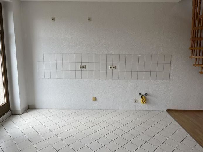 Helle und vermietete Maisonette DG 2-Zi. mit Balkon, Aufzug, Laminat, Wanne und Dusche in Bestlage * – offene Küche
