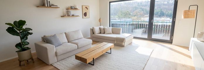 Wohnen mit Charakter: Split-Level-Haus mit viel Platz und mit Blick ins Grüne – Wohnzimmer