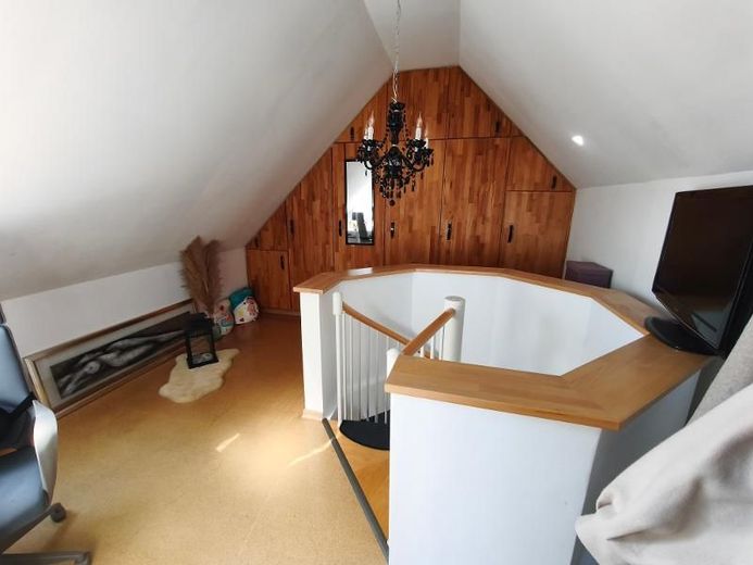 4 Zi. Wohnung in DG / Galerie mit Garten (auf Wunsch), Balkon und Garage in Höchstadt OT – Vorraum Galerie mit Einbauschrank Bild 1
