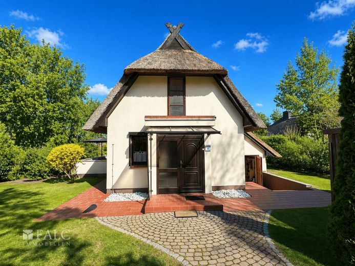 ***Erste Reihe, Reetdach, Ostsee - exklusives Ferienhaus in Ahrenshoop*** – Straßenansicht EIngang