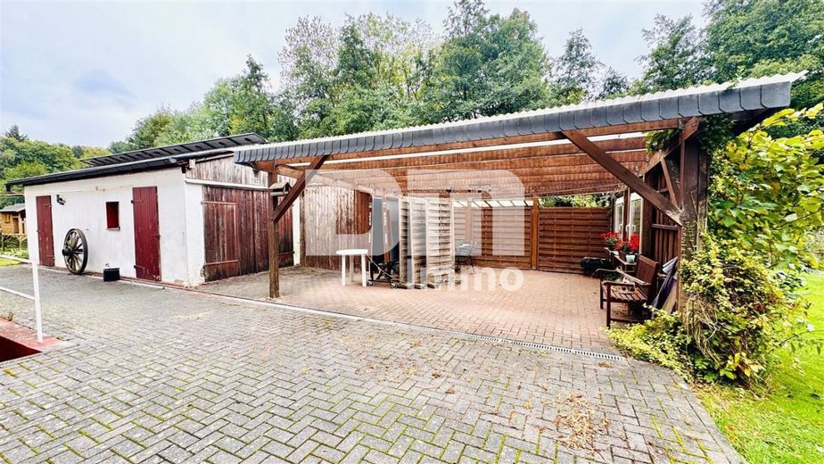 Modernisiertes Einfamilienhaus auf riesigem Grundstück mit Carport und Nebengebäude – Nebengebäude und Carport