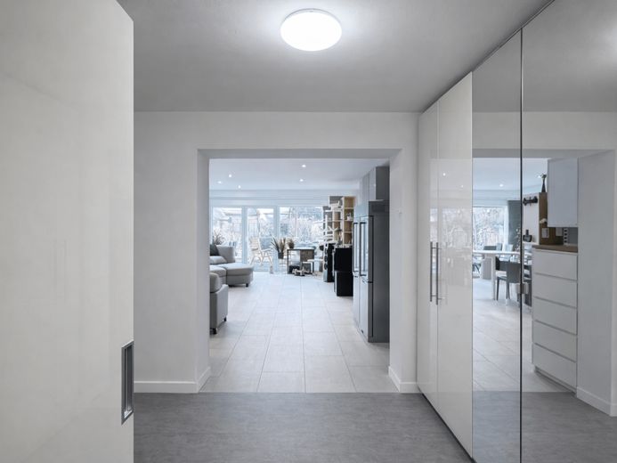 Modernisierte Doppelhaushälfte auf ca. 846 m² Grundstück mit außergewöhnlich niedrigem Erbbauzins – EG Flur Blick Wohnzimmer