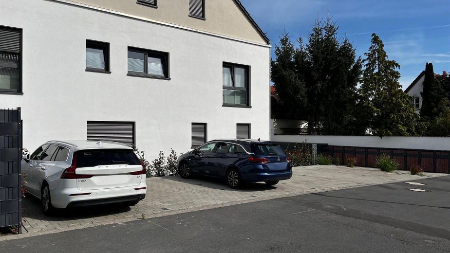 Dom w domu: Ekskluzywne mieszkanie 4-pokojowe na 2 piętrach w Seligenstadt – pierwszy najem – Parkplätze vor dem Haus