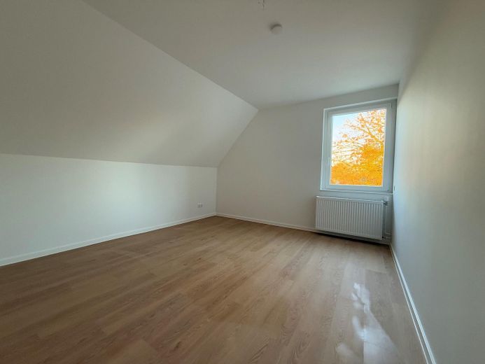 Sanierte 3-Zimmer-Wohnung mit Dachboden, Stellplatz und Gartenanteil – Schlafzimmer 2