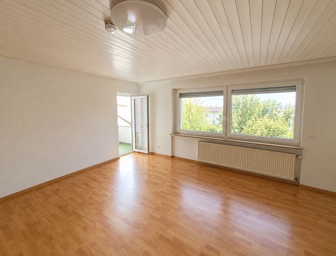 ¡Apartamento de 4 habitaciones en el corazón de Illingen! – Wohnzimmer