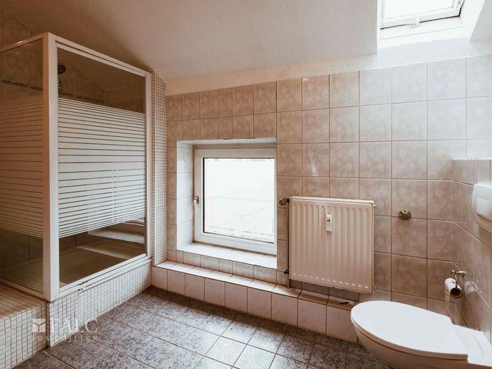 Mehrfamilienhaus als Kapitalanlage - Verkauf im Angebotsverfahren! – Bad im Dachgeschoss