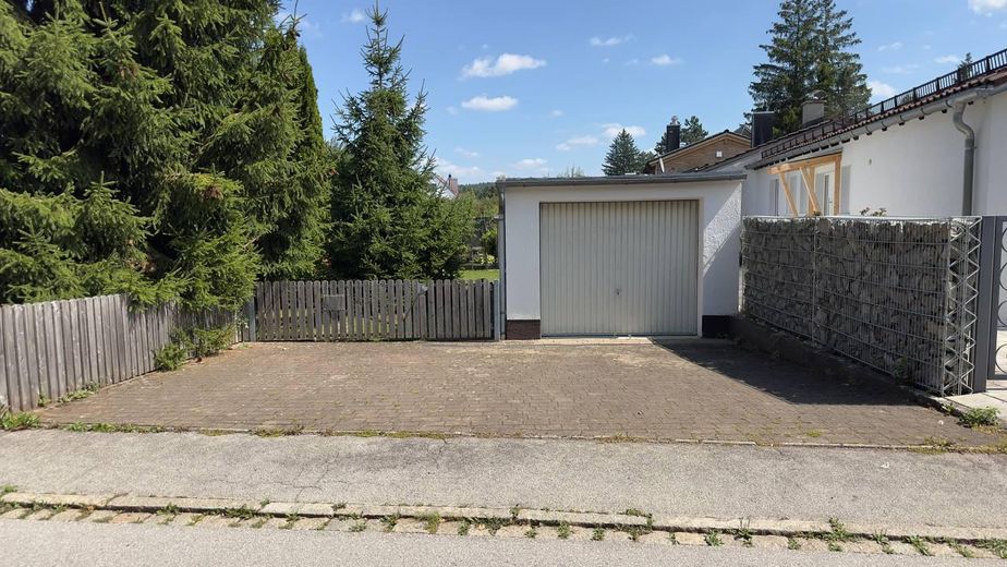 Einzelgarage + 2 Stellplätze