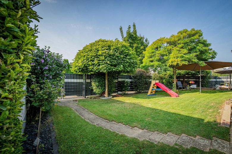Freistehendes Familienhaus mit Traumgarten, Terrasse, Garage und viel Platz in Reinheim – Garten Südseite