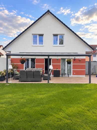 Neuwertiges Haus mit Pool in verkehrsberuhigter Straße – Foto 2
