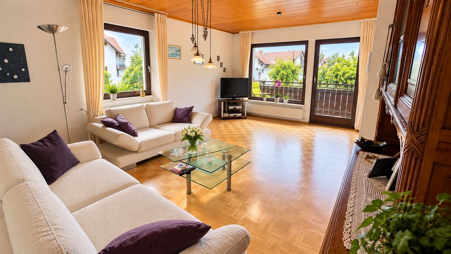 Detached single-family house with garden, balcony and parking space  commission-free – Heller Wohnbereich mit Parkett