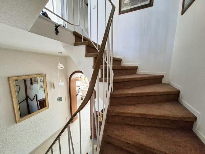 CITYHOUSE: Schöne, gepflegte Doppelhaushälfte, mit großem Garten, Kamin, Garage und Stellplatz – Treppenaufgang