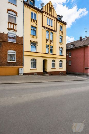 4-Zimmer-Wohnung mit Balkon, Stellplatz &amp; Dachausbau-Potenzial - 131 m² voller Möglichkeiten -Provisionsfrei- – Hausansicht