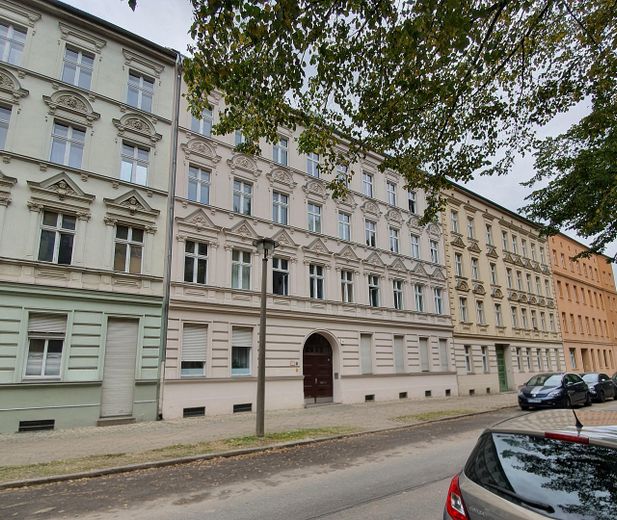 Berlin-Weißensee'de hemen taşınılabilir yenilenmiş daire 2 oda / 67 m2 – Hausansicht  Börnestraße 15