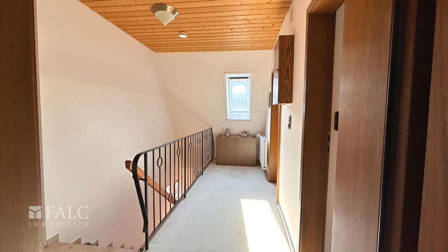 ***Wohnen in bester Lage - Geräumiges Einfamilienhaus mit großzügigen Garten*** – Flur OG