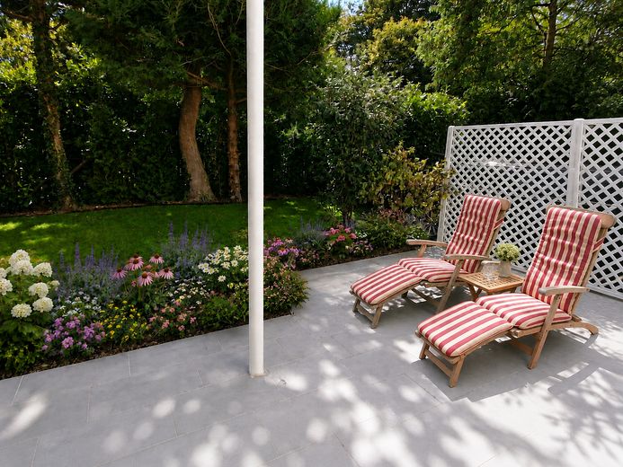 Keine Provision, Südbalkon/Südgarten, energetisch topsanierte Stadtvilla, Villenkolonie Pasing I – Terrasse_mit_Liegestühlen