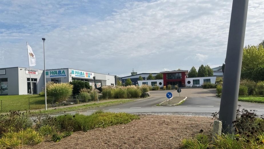 Bezprowizyjny obiekt komercyjny o powierzchni 850 m² na terenie 3.000 m² w Detmold – świetna lokalizacja i elastyczne możliwości zabudowy – Zdjęcie 4