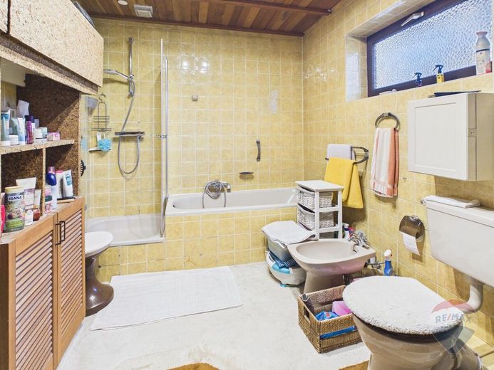 Ländlich wohnen, individuell gestalten - Haus auf großem Grundstück in Bark – Badezimmer