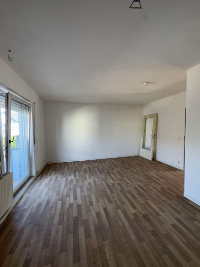Wohnung - 2 ZKB mit Balkon ab sofort – Wohnzimmer