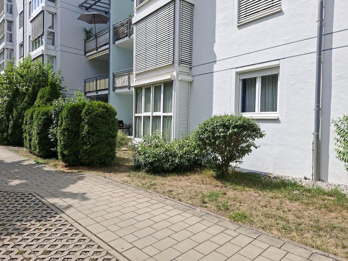 No commission: Well-laid-out 68 m2 ground floor apartment with terrace in a prime location – Außenansicht