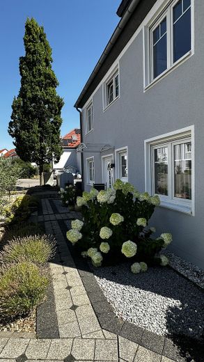 VON PRIVAT: Besondere Stadtvilla mit Wintergarten nahe der Europäischen Schule in BV-Dortelweil – Einladender Vorgarten