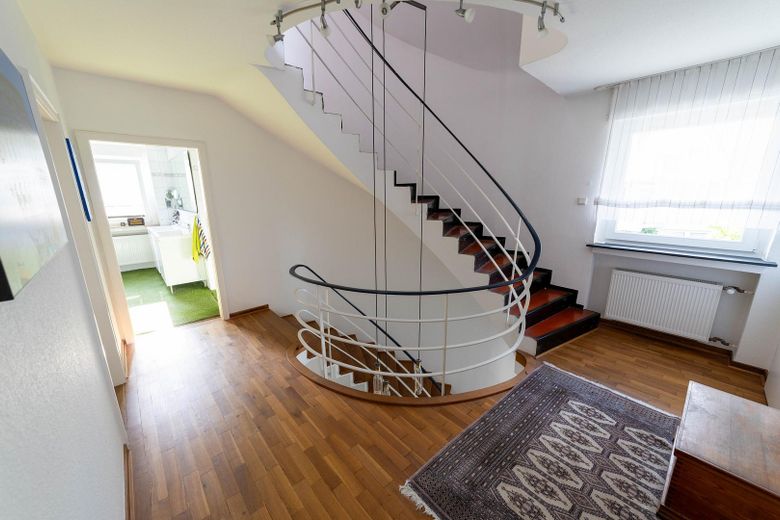 Im Grünen leben - mitten im Zentrum (maklerfrei)  - inkl. 85qm Einliegerwohnung – Flur OG mit Treppe zum DG