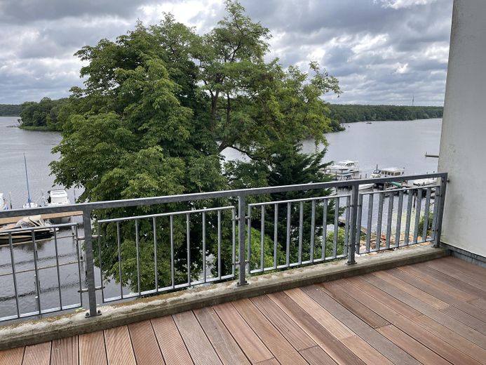 Helle möblierte Dreizimmerwohnung am Jungfernsee – Balkon