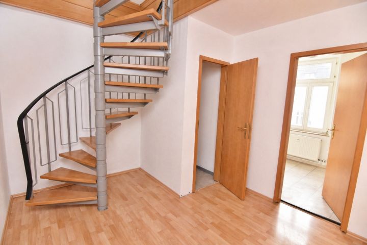 Kaßberg'de 6 aydınlık oda, modern banyo ve âşık olunacak panoramik manzarayla ferah yaşam – Flurbereich mit Wendeltreppe