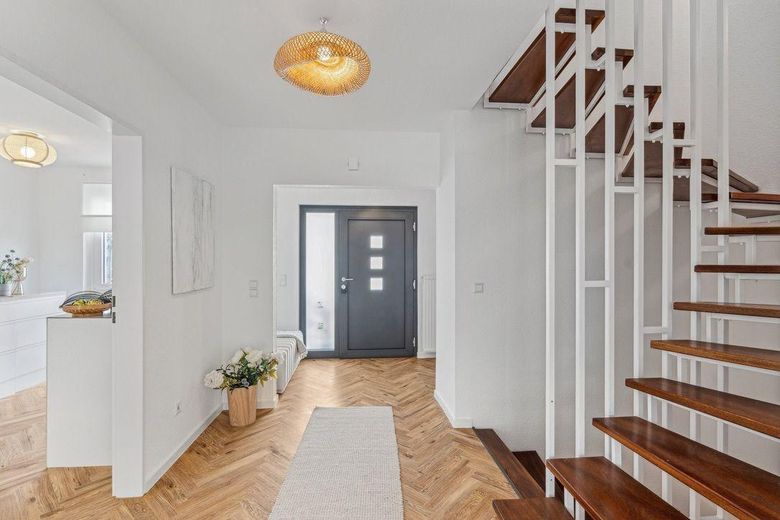 AKTUELL RESERVIERT!    Ein Zuhause zum Wohlfühlen –  5 Zimmer-Reihnmittelhaus in Oyten – Eingangsbereich