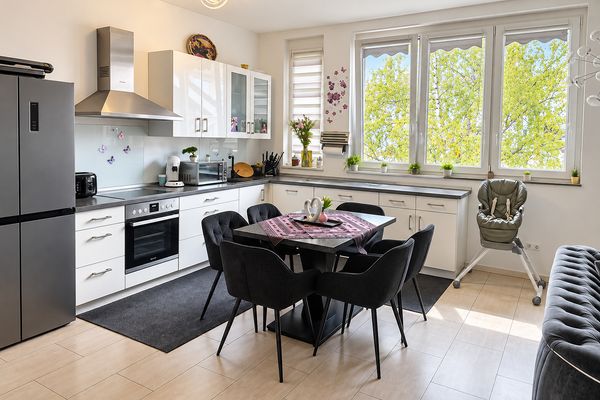 Appartamento loft di 114 m² con soffitti alti, cucina componibile, balcone e garage – in posizione centrale a Pforzheim