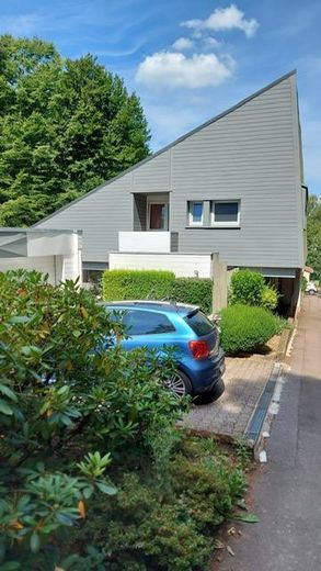 Großzügiges 1-2 Familienhaus mit viel Platz und gehobener Ausstattung – Strassenansicht
