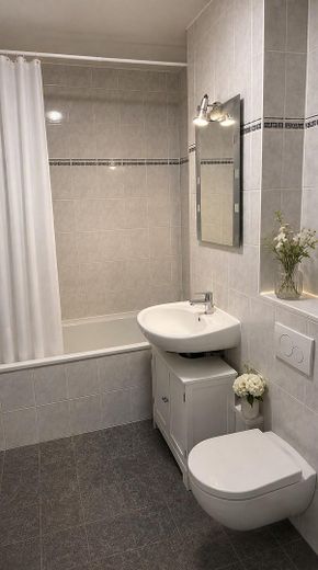 سكن حصري وسط الطبيعة – شقة من غرفتين في موقع متميز دون عمولة – Großes Badezimmer
