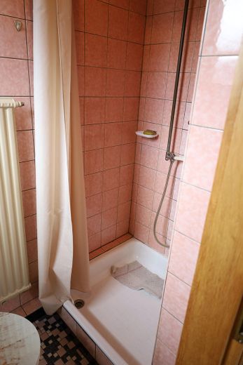 139 qm | 7 Zimmer | 2 Balkone | Reihenendhaus für 125.000 € – 2. OG Dusche u. WC Foto 2