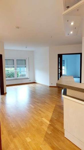 Uetze - Renditeimmobilie - 4-Familienhaus + Doppelhaushälfte + 3 Garagen – Haushälfte EG Küche und Wohnen