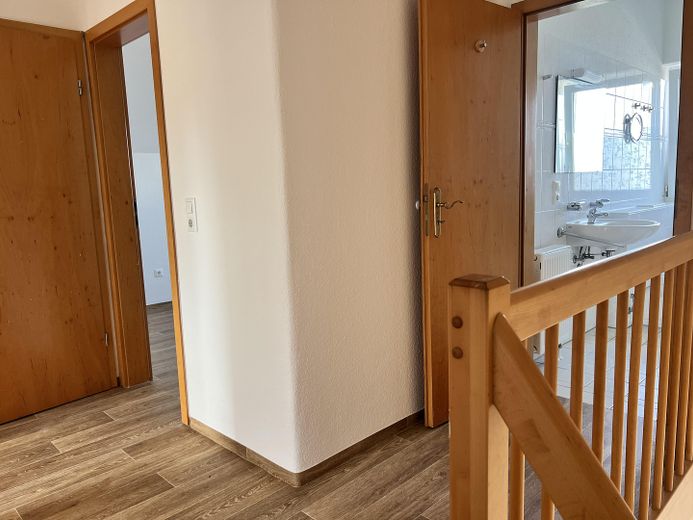 🌿 Renovierte Doppelhaushälfte mit grossem Garten und Garage in Linthe bei Berlin/ Potsdam – Flur oben 