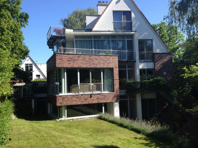 Casa dentro de una casa en Kleinmachnow – residencia ajardinada de 275 m² – Südgarten und Terrasse