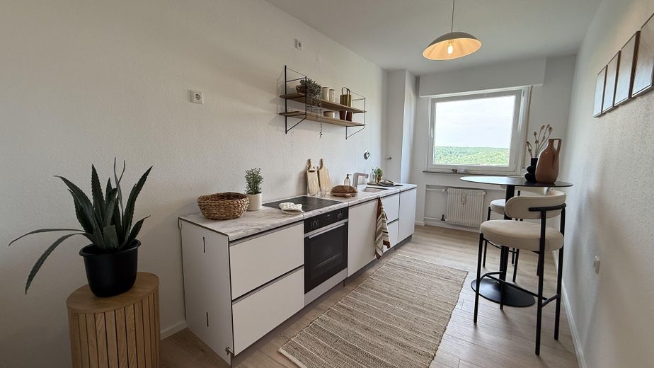 Einziehen statt renovieren: Frisch modernisierte 2-Zimmer-Wohnung mit Panoramablick – Küche