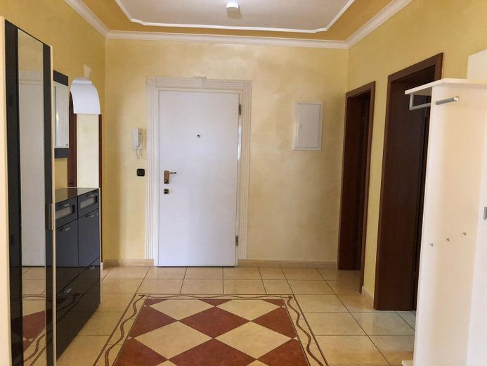 86,5 m² • 3 Zimmer • Einbauküche mit NEUEN Geräten • Neckarstadt-Ost – Eingang mit Sicherheitstür